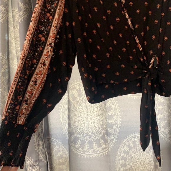 Black blouse - Picture 2 of 4